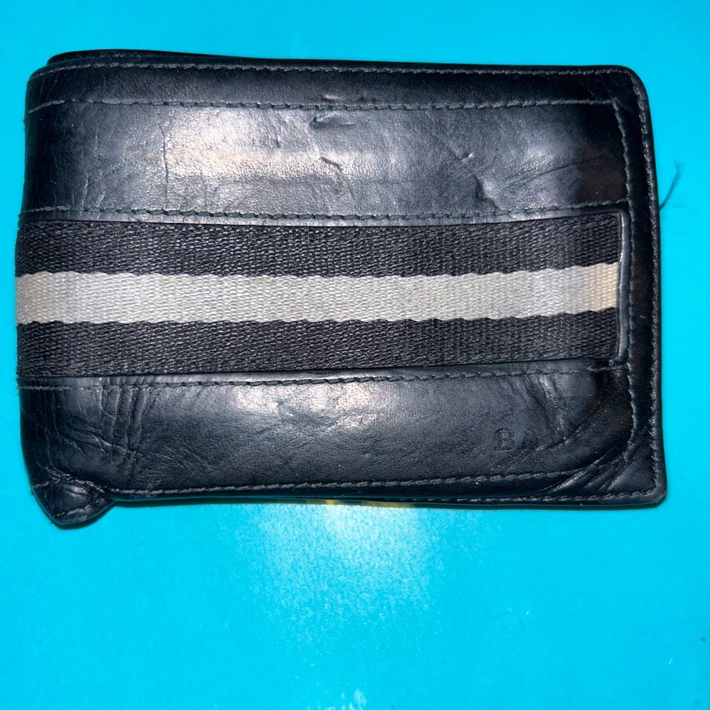 AUTHENTIC 100% leather Bally wallet. Needs to be repaired on the side.